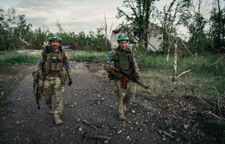 Binh lính Ukraine ở làng Blahodatne. Ảnh: Getty