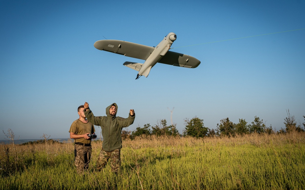 Binh lính Ukraine điều khiển UAV Leleka 100 trong một sứ mệnh trinh sát. Ảnh: Getty
