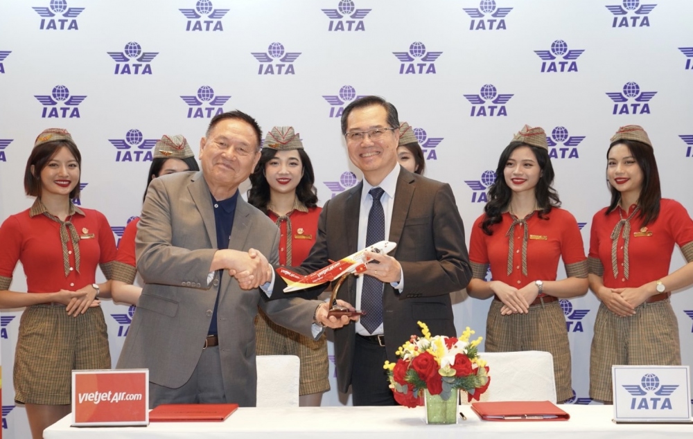 Ông Philip Goh - Phó Chủ tịch IATA khu vực Châu Á - Thái Bình Dương và Phó Tổng giám đốc Vietjet, Chủ tịch Học viện Hàng không Vietjet, ông Lương Thế Phúc (trái) ký kết hợp tác đưa Học viện Hàng không Vietjet tham gia mạng lưới đào tạo quốc tế của IATA. Ảnh: Vietjet