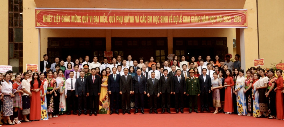 Chủ tịch Quốc hội chụp ảnh lưu niệm cùng thầy, trò nhà trường