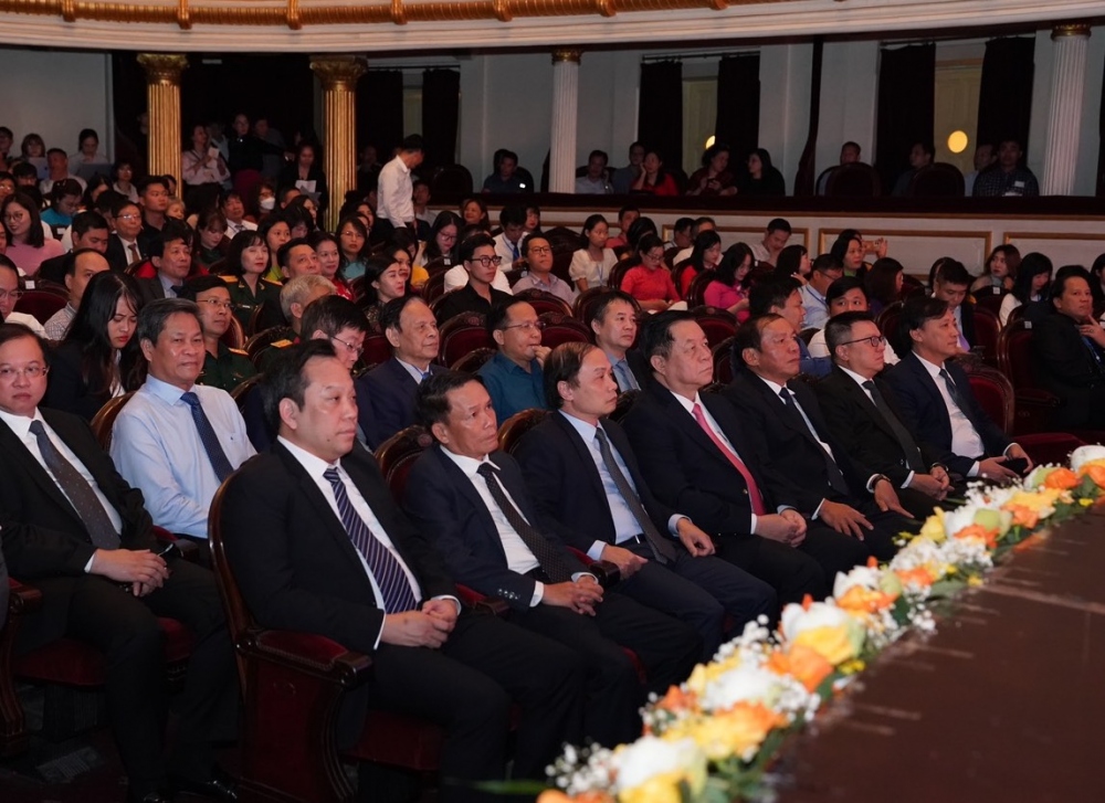 Tham dự chương trình có Bí thư Trung ương Đảng, Trưởng ban Tuyên giáo Trung ương Nguyễn Trọng Nghĩa; Phó Trưởng ban Thường trực Ban Dân vận Trung ương Phạm Tất Thắng; Bộ trưởng Bộ Văn hóa, Thể thao và Du lịch Nguyễn Văn Hùng; Tổng Biên tập Báo Nhân Dân, Phó Trưởng Ban Tuyên giáo Trung ương, Chủ tịch Hội Nhà báo Việt Nam Lê Quốc Minh, cùng đông đảo lãnh đạo các cơ quan Trung ương, địa phương, các tác giả đoạt giải. 