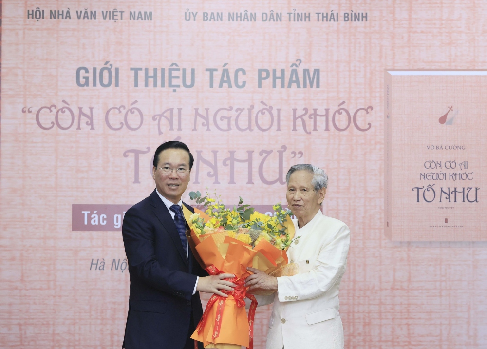 Chủ tịch nước Võ Văn Thưởng tặng hoa nhà văn Võ Bá Cường