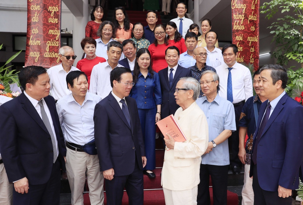 Các đại biểu đã thể hiện tình cảm trân trọng đối với tác phẩm “Còn có ai người khóc Tố Như” được viết bởi một nhà văn đã hơn 80 tuổi - Võ Bá Cường.