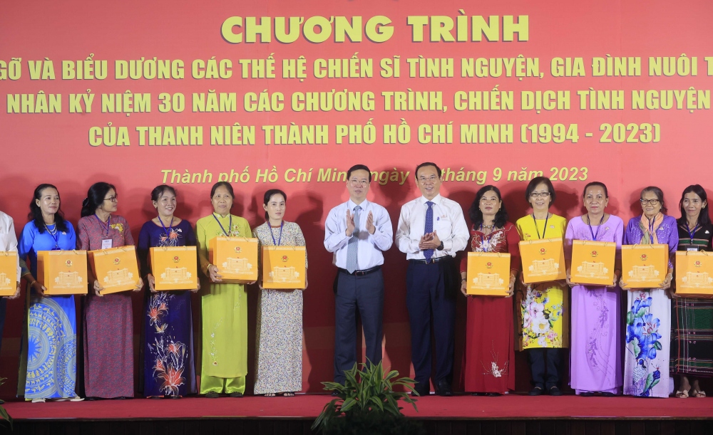 Chương trình gặp gỡ và biểu dương các thế hệ chiến sĩ tình nguyện, gia đình nuôi tiêu biểu