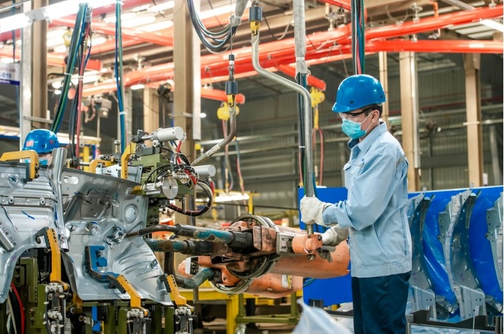 Công nhân lắp ráp khung xe bán tải tại nhà máy Ford Hải Dương. Ảnh: Lam Anh.
