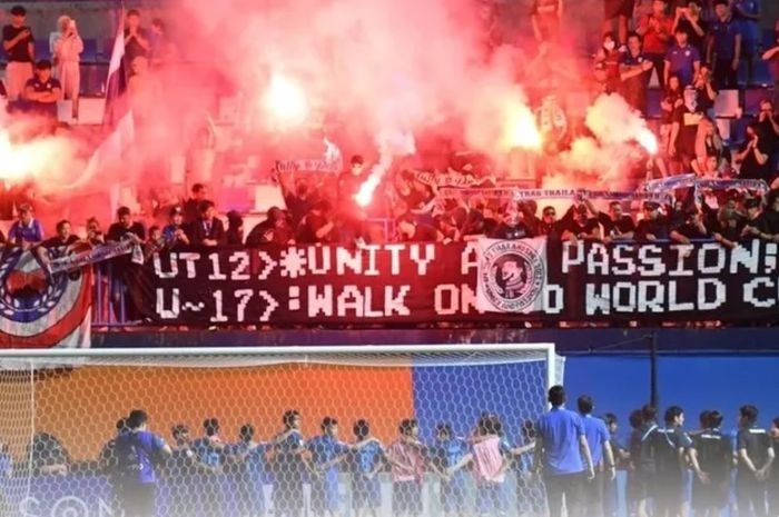 CĐV Thái Lan đốt pháo sáng ở VCK U17 châu Á 2023. (Ảnh: Getty)