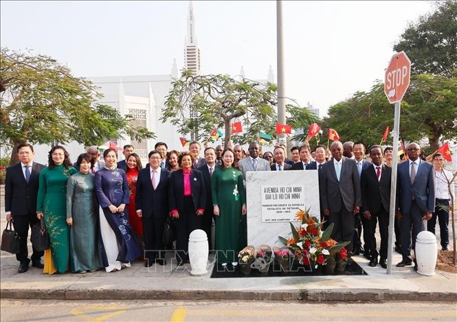 Phó Chủ tịch nước Võ Thị Ánh Xuân với các đại biểu và kiều bào trên Đại lộ Hồ Chí Minh ở Maputo, Mozambique. Ảnh: Lâm Khánh/TTXVN