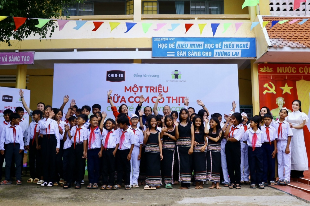 Một triệu bữa cơm có thịt do CHIN-SU cùng Quỹ Trò nghèo vùng cao thực hiện chính thức khởi động tại trường PTDTBT THCS Măng Cành, Kon Tum