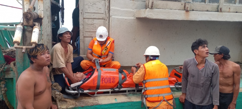 Lực lượng cứu nạn tiếp nhận nạn nhân từ tàu cá BV 92349 TS