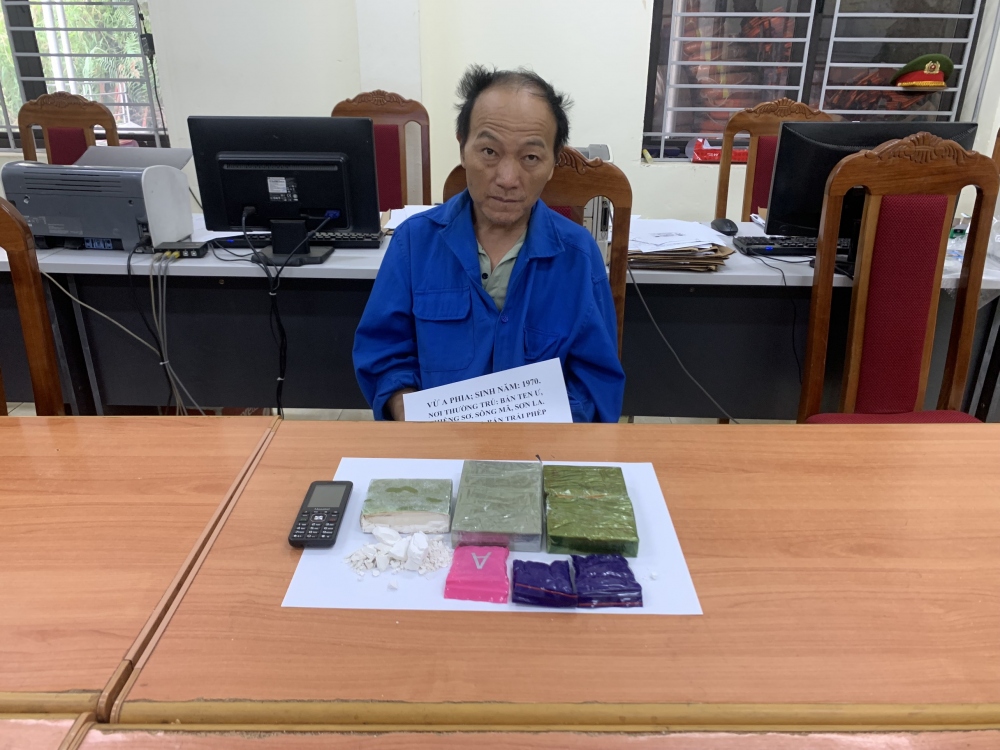 Đối tượng Phia cùng tang vật tại cơ quan Công an
