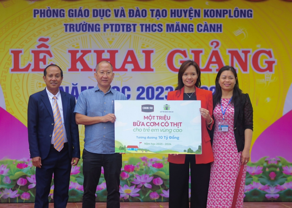 Đại diện CHIN-SU và đại diện Quỹ Trò nghèo vùng cao tại buổi Lễ Khai giảng