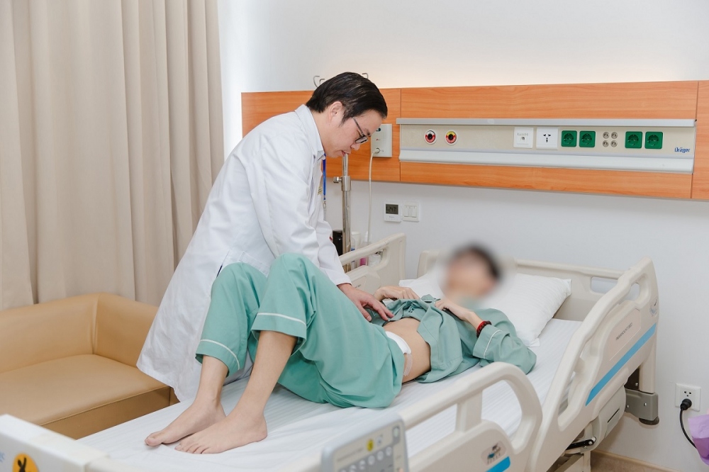 GS.TS. Trần Trung Dũng thăm khám cho người bệnh
