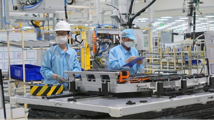 Lắp ráp pin xe điện VFe34 tại Trung tâm pack-pin thuộc nhà máy VinFast Hải Phòng. Ảnh: Lam Anh.
