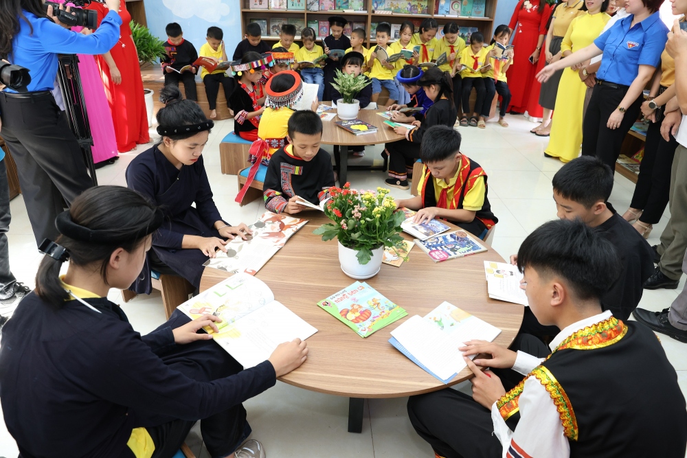 Thông điệp nhắn gửi “Trao tặng 1 cuốn sách, cất cánh 1 tương lai”.