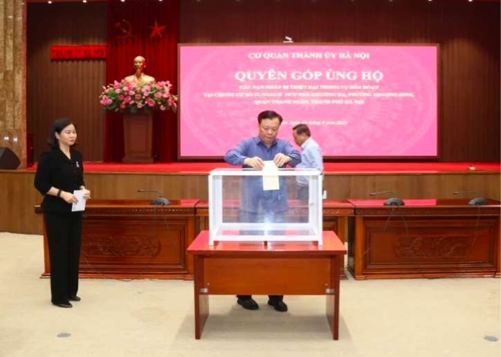 Bí thư Thành ủy Hà Nội Đinh Tiến Dũng quyên góp ủng hộ các gia đình và nạn nhân vụ cháy chung cư mini tại phường Khương Đình, quận Thanh Xuân