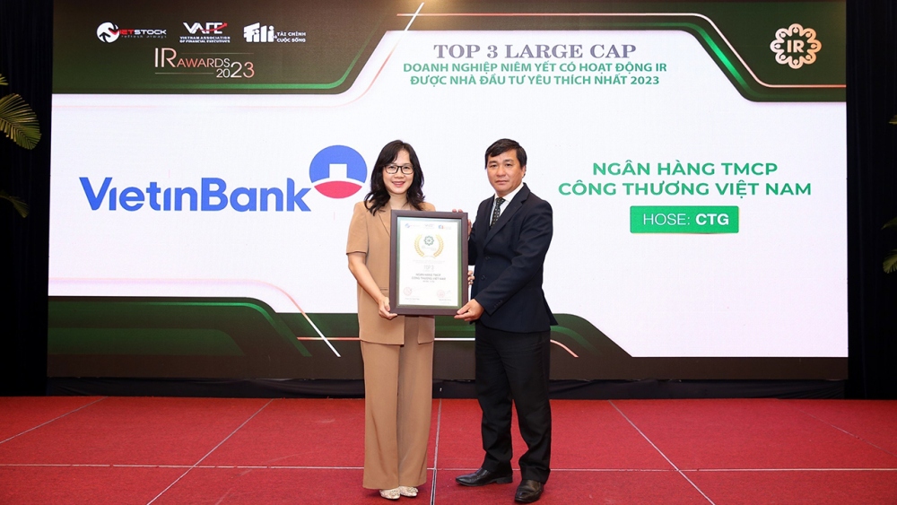 Bà Nguyễn Thị Mỹ Linh – Trưởng Ban Thư ký HĐQT &amp; QHCĐ đại diện VietinBank lên nhận giải thưởng