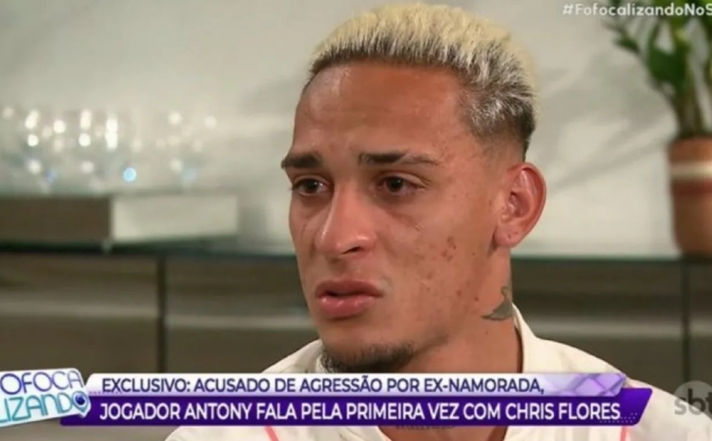 Antony khóc trên sóng truyền hình Brazil (Ảnh: SBT)