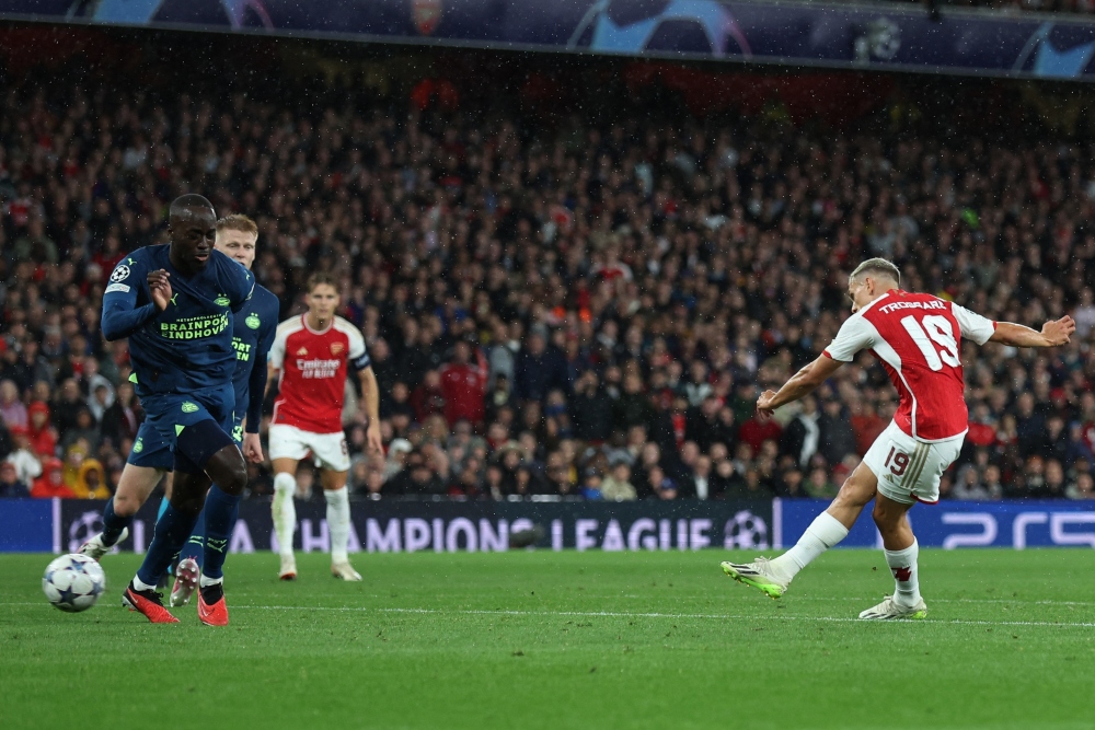 Leandro Trossard sút cháy lưới PSV Eindhoven sau đợt phản công mẫu mực.