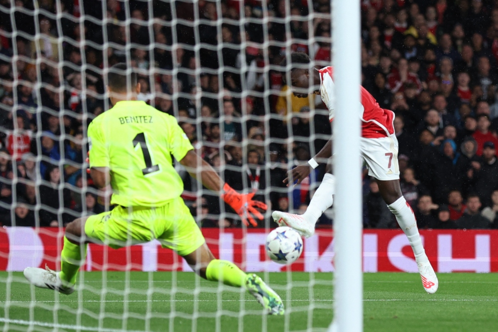 Bukayo Saka đá bồi tung lưới đội khách sau khi thủ môn cản phá cú dứt điểm của Martin Odegaard.