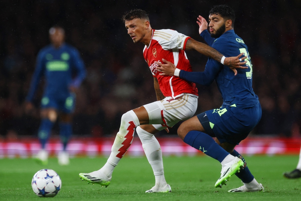 Pháo thủ chơi chậm lại so với hiệp 1 nhưng vẫn vượt trội PSV Eindhoven.