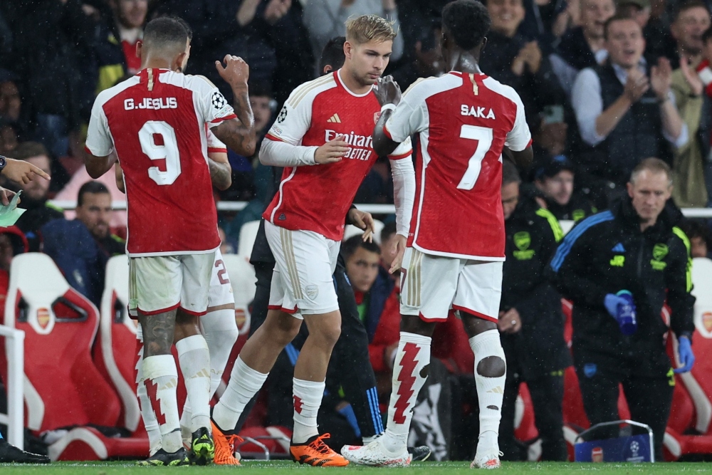 Sang hiệp 2, Arsenal rút dần các trụ cột rời sân.