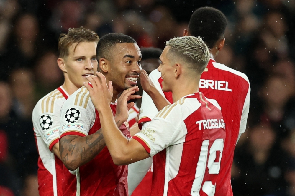 Leandro Trossard góp công đầu trong bàn thắng này với đường chuyền dọn cỗ cho Gabriel Jesus dứt điểm.