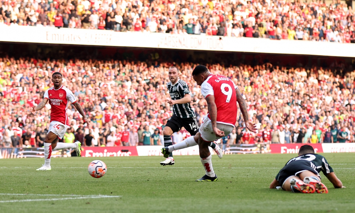 Phút 90+11, Arsenal phản công khi MU dâng cao đội hình tìm bàn gỡ và Gabriel Jesus ấn định tỷ số 3-1.