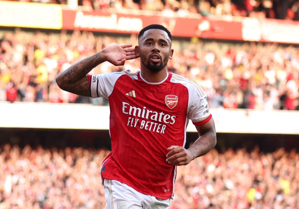 Arsenal liên tiếp ghi 2 bàn thắng trong vòng 5 phút để hạ gục MU.