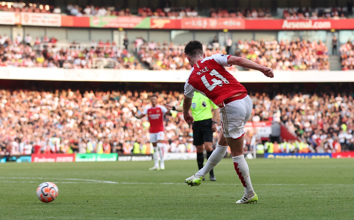 Khoảnh khắc quyết định trận đấu tới ở phút 90+6 khi Declan Rice sút tung lưới MU trong tình huống phạt góc.