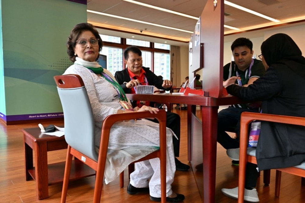Raj Azra - VĐV 77 tuổi của Pakistan tham dự môn đánh bài tại ASIAD 19. (Ảnh: Getty). 