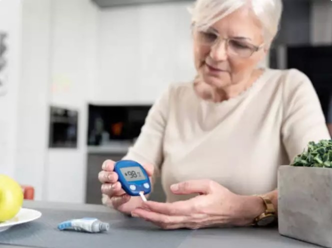 Liều lượng lý tưởng của aspirin là gì? Trong nghiên cứu này, các nhà nghiên cứu đã sử dụng aspirin liều thấp, khoảng 100 mg, hàng ngày. Tổng cộng có 16.209 người tham gia (8.086 người được chọn ngẫu nhiên dùng aspirin và 8.123 người dùng giả dược) đã tham gia nghiên cứu. Trong quá trình theo dõi, tổng cộng 995 trường hợp tiểu đường mới đã được phát hiện và so với nhóm dùng giả dược, nhóm dùng aspirin đã giảm 15% tỷ lệ khởi phát bệnh tiểu đường và tốc độ tăng đường huyết lúc đói (FPG) chậm hơn.