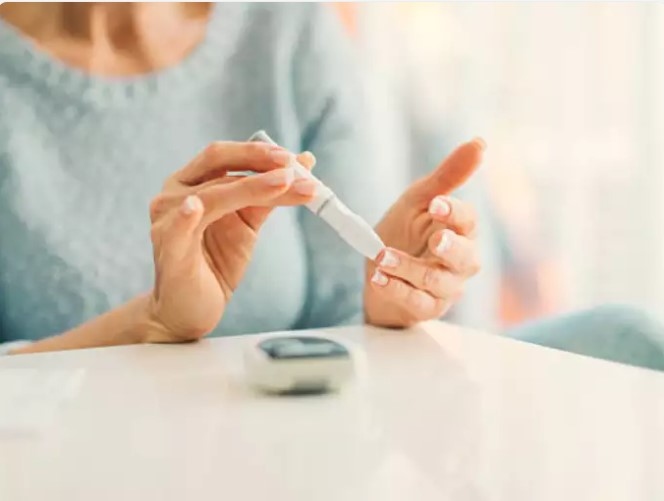 Aspirin không trực tiếp điều trị bệnh tiểu đường: Theo chuyên gia, mặc dù aspirin không trực tiếp điều trị bệnh tiểu đường nhưng nó có thể được khuyến nghị cho một số bệnh nhân tiểu đường để giảm nguy cơ mắc các vấn đề về tim mạch. Chuyên gia giải thích rằng aspirin có thể được sử dụng như một biện pháp phòng ngừa trong trường hợp một người mắc bệnh tiểu đường vì họ có nguy cơ cao bị đau tim và đột quỵ. Lượng đường trong máu không bị ảnh hưởng bởi aspirin, nhưng nguy cơ tác dụng phụ tiềm ẩn, bao gồm xuất huyết tiêu hóa và tăng nguy cơ rối loạn chảy máu, phải được xem xét so với những lợi ích. Các bác sĩ nên đánh giá cẩn thận việc sử dụng nó, có tính đến các yếu tố nguy cơ cụ thể và nền tảng y tế của từng cá nhân.
