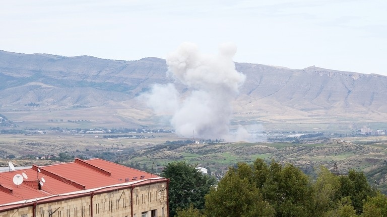 Khói bốc lên gần Stepanakert ở khu vực ly khai Nagorno-Karabakh. Ảnh: Sputnik