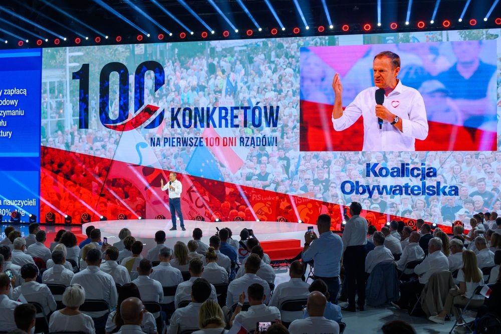 Donald Tusk, lãnh đạo đảng đối lập cho biết trong vòng 100 ngày đầu tiên sau khi giành chiến thắng trong cuộc bầu cử quốc hội, chính phủ của ông sẽ tăng mức trợ cấp miễn thuế lên 13.000 euro (ảnh thefirstnew.com)