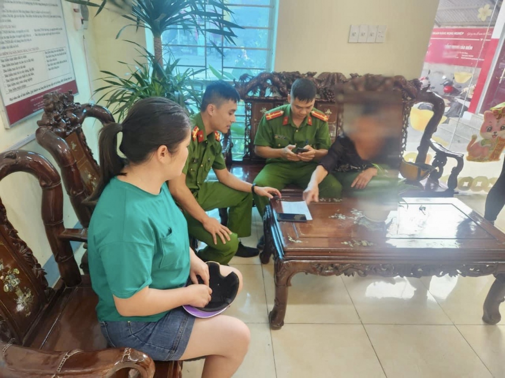 Bà R được Công an phường Đề Thám cảnh báo về thủ đoạn lừa đảo qua mạng. (Ảnh: CTV Lê Nam)