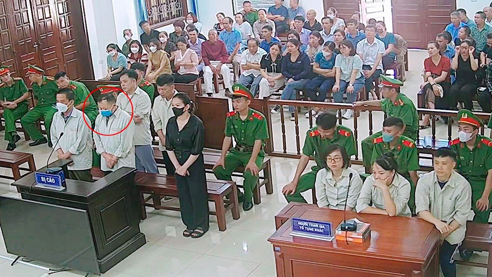 Bị cáo Vi Đức Ninh (khoanh tròn) tại phiên tòa sơ thẩm (ảnh Báo Bắc Giang)