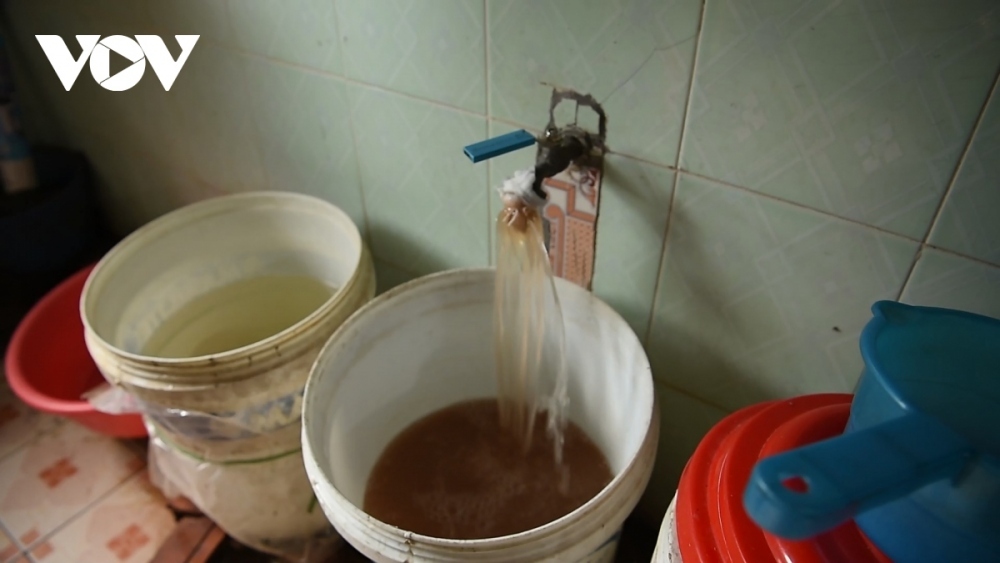 Trước đó, hơn 1.000 hộ dân sinh sống tại thị trấn Kép, huyện Lạng Giang bức xúc về việc bỏ tiền ra mua nước sạch của Công ty TNHH nước sạch Đồng Tâm nhưng nhận lại nước kém chất lượng
