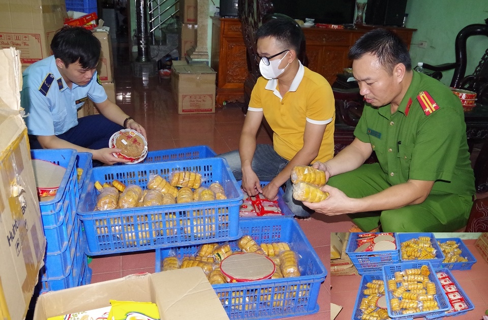 Lực lượng chức năng kiểm tra số bánh trung thu không rõ nguồn gốc, xuất xứ.