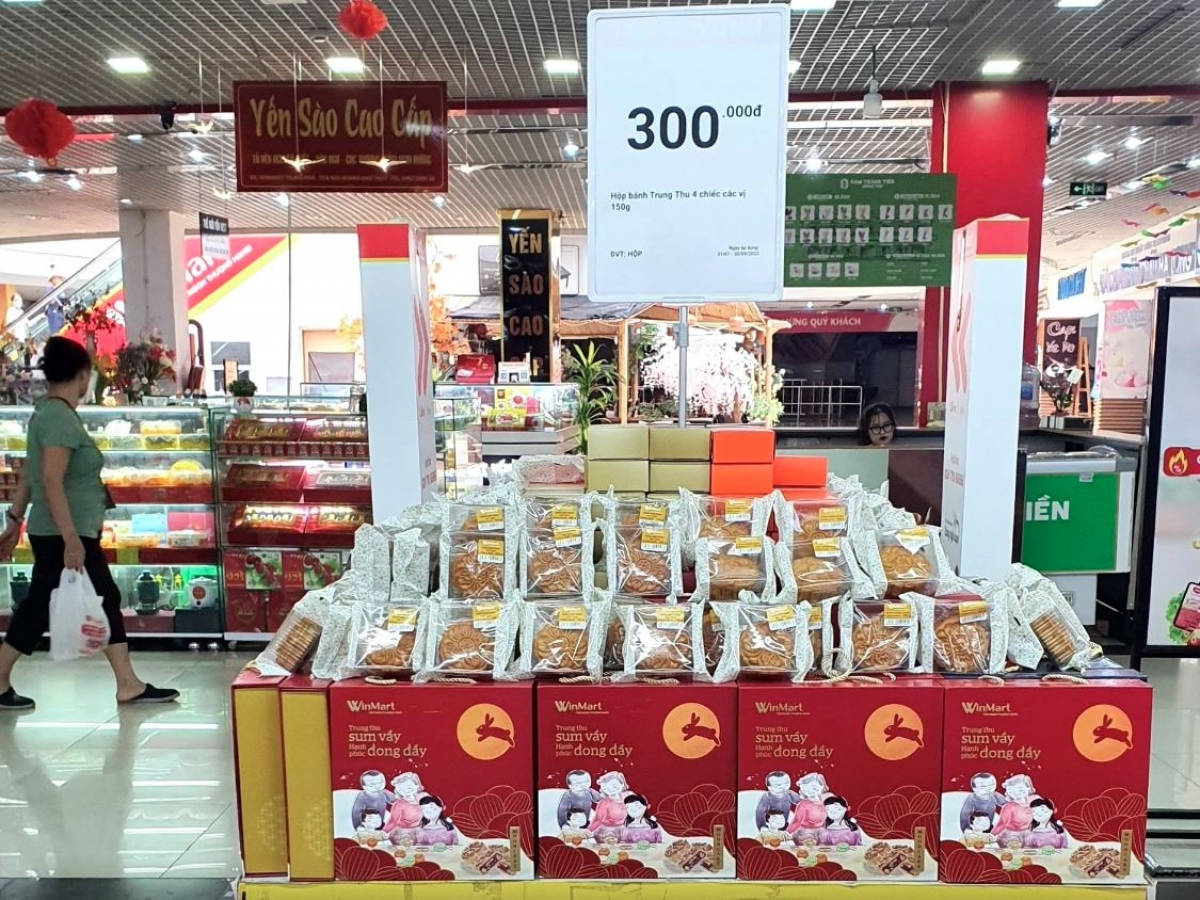 Các hệ thống siêu thị cũng tích cực tham gia vào thị trường bánh Trung thu năm nay. (Ảnh: Đại Việt)