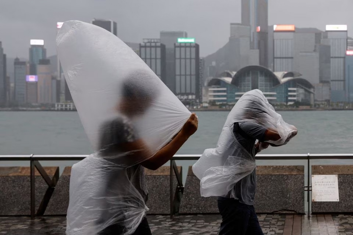 Saola mang theo mưa lớn và gió giật đến các vùng ven biển miền Nam Trung Quốc. Ảnh: Reuters