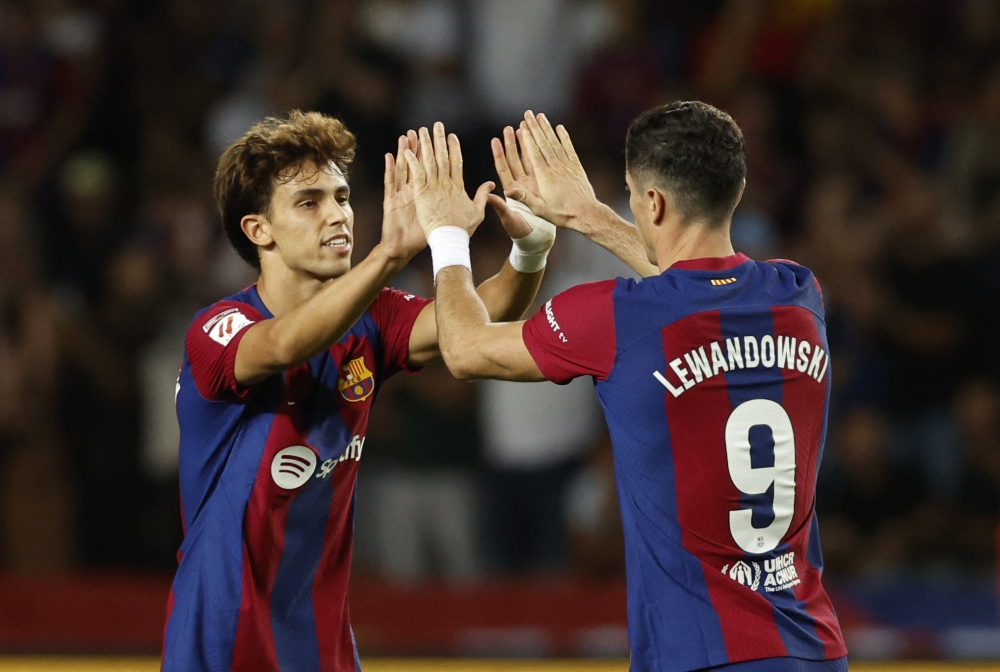 Niềm vui chiến thắng của các cầu thủ Barca. (Ảnh: Reuters). 