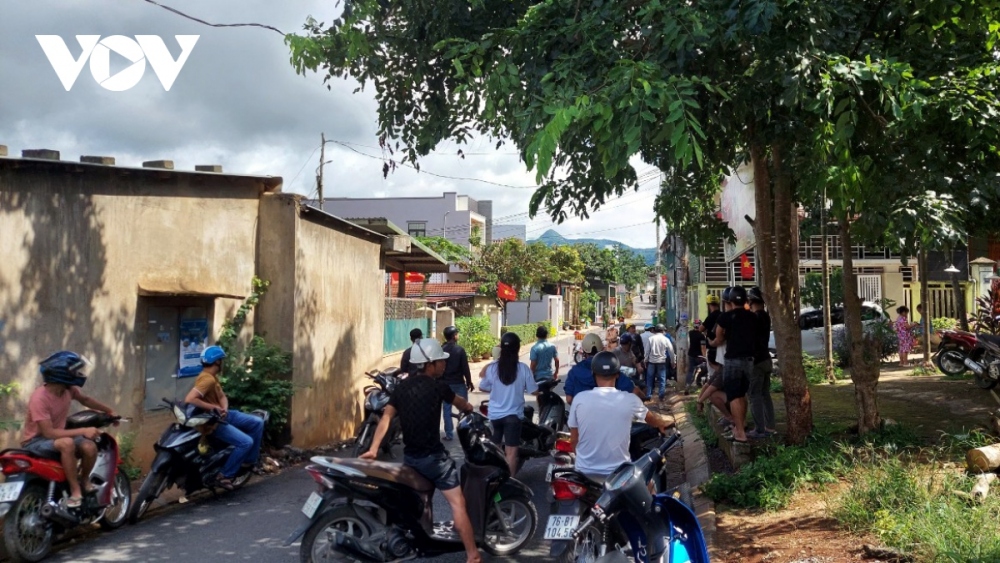 Người dân xem bắt khám xét nhà Nguyễn Quốc Quân vào ngày 25/8
