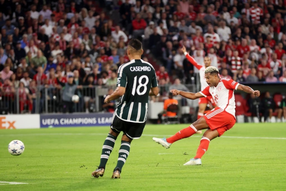 Serge Gnabry thoải mái sút tung lưới MU. (Ảnh: Getty)