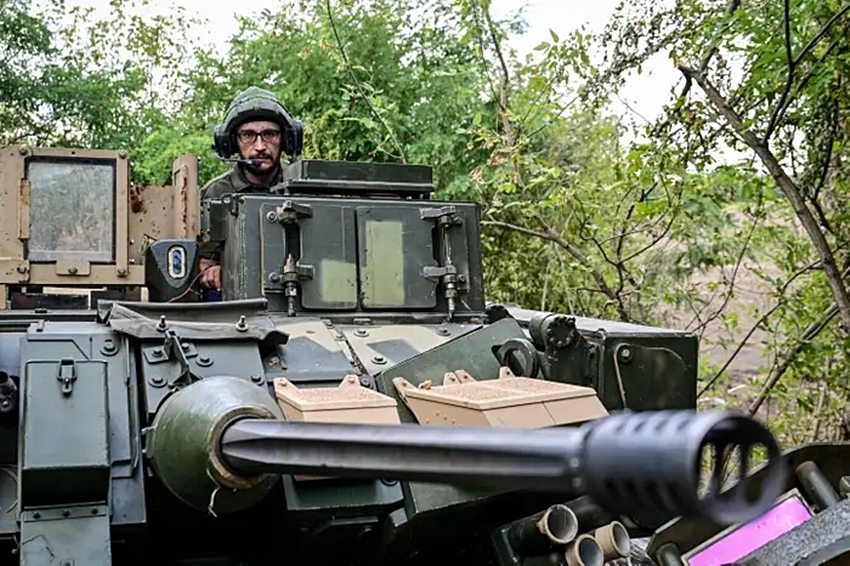 Mặt trước của một xe chiến đấu bộ binh Bradley thuộc Lữ đoàn cơ giới 47 của Ukraine.