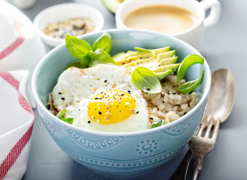 Bổ sung protein vào chế độ ăn: Nhiều nghiên cứu đã chỉ ra rằng chế độ ăn giàu protein có thể giúp giảm cân và tăng cường hệ tiêu hóa, đặc biệt sau tuổi bốn mươi. Hãy đặt mục tiêu có tối thiểu 20 gram protein trong mỗi bữa ăn bằng cách thêm một quả trứng hoặc một ít sữa chua Hy Lạp vào bữa ăn hàng ngày.