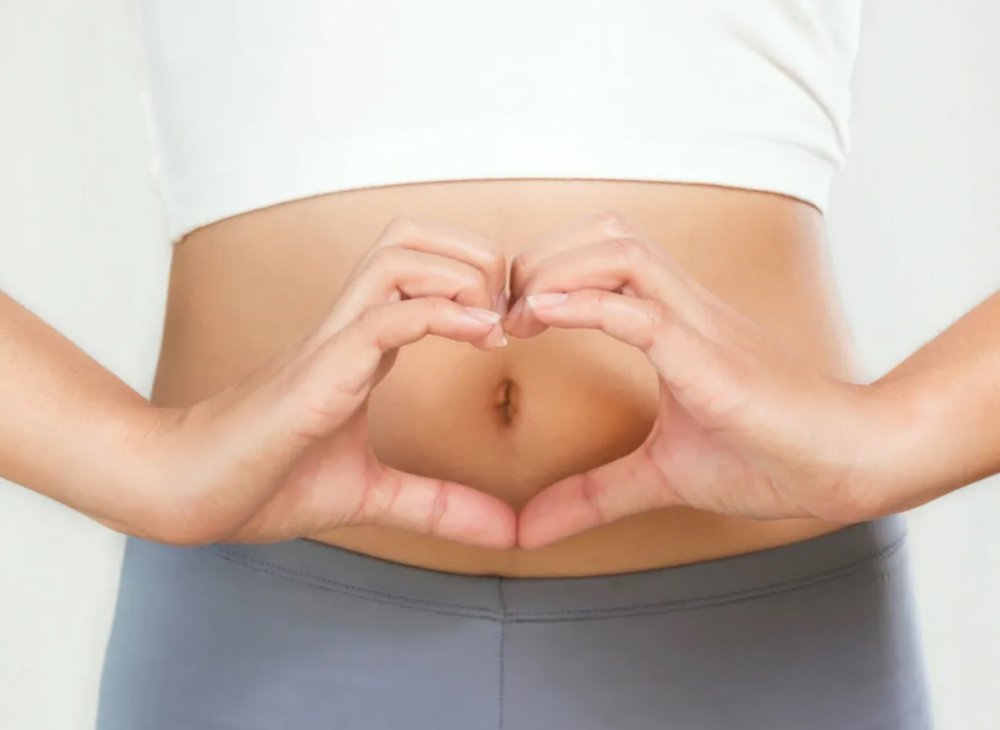Ăn chậm, nhai kỹ: Khi bạn già đi, các enzym tiêu hóa của cơ thể bắt đầu suy giảm một cách tự nhiên, khiến cơ thể gặp khó khăn trong việc hấp thụ các chất dinh dưỡng cần thiết.
Để tăng cường quá trình trao đổi chất sau tuổi 40 và tối đa hóa lượng chất dinh dưỡng mà cơ thể hấp thụ, hãy nhai thức ăn một cách chậm rãi và kỹ lưỡng. Ngoài ra, hãy cân nhắc việc bắt đầu bữa ăn với các loại rau ăn lá như cải xoong, rau chân vịt,... để kích hoạt các enzym tiêu hóa của bạn.