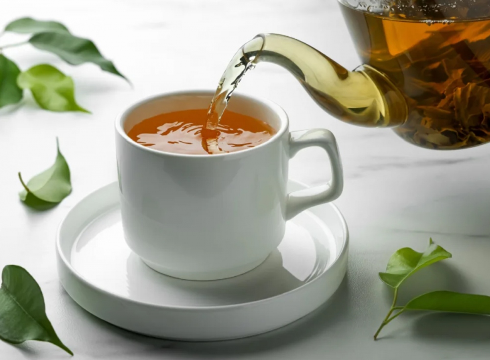 Uống trà xanh: Trà xanh là một trong số ít thực phẩm đã được chứng minh giúp cơ thể đốt cháy nhiều calo và chất béo. Các chất chống oxy hóa trong trà xanh có tác dụng chống lại tổn thương do quá trình oxy hóa gây nên. Bạn có thể uống từ 2 đến 4 tách trà một ngày để đạt hiệu quả tốt nhất.