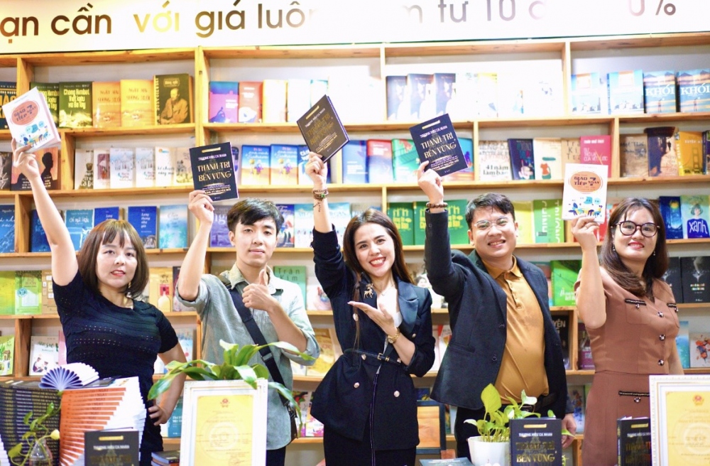 Á hậu Bích Ngọc ra mắt sách dạy tiếng Trung và thương hiệu cá nhân.
