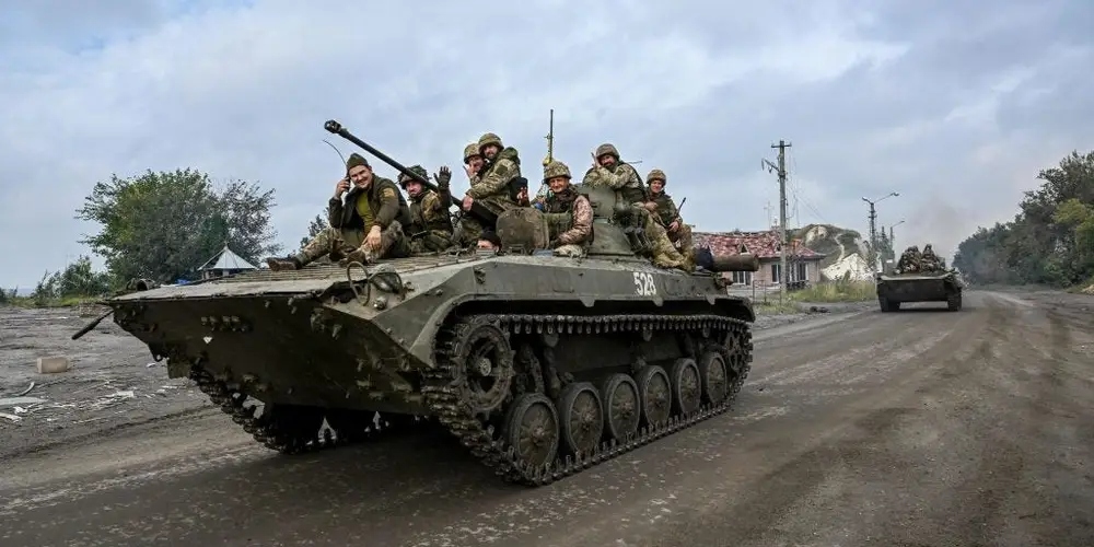 Binh sĩ Ukraine ngồi trên xe chiến đấu bộ binh gần Izyum, miền Đông Ukraine. Ảnh: AFP