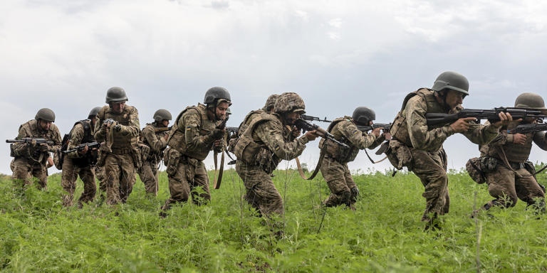 Binh sĩ Ukraine trong buổi huấn luyện bộ binh ở Donetsk. Ảnh: Getty Images